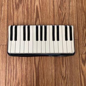 Kate Spade Piano clutch purse in great condition.